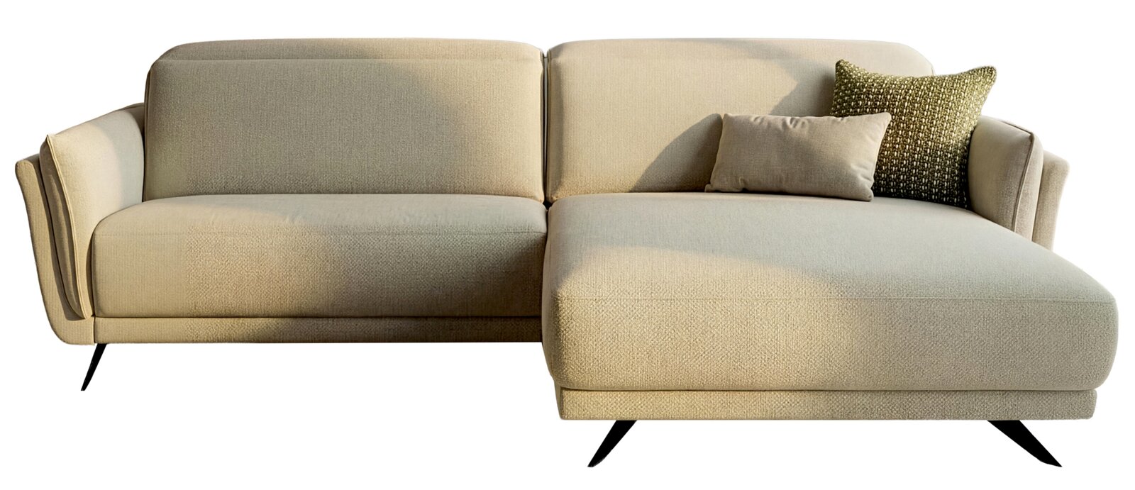 Beiges, modernes Stoff-Ecksofa mit rechter Ottomane/Longchair, zwei Zierkissen und schwarzen Metallfüßen, Frontansicht leicht von oben auf weißem Hintergrund