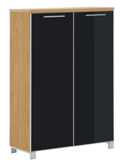 Hoch-Schuhkommode mit zwei schwarzen Türen und Holzrahmen, Perspektive von vorne links