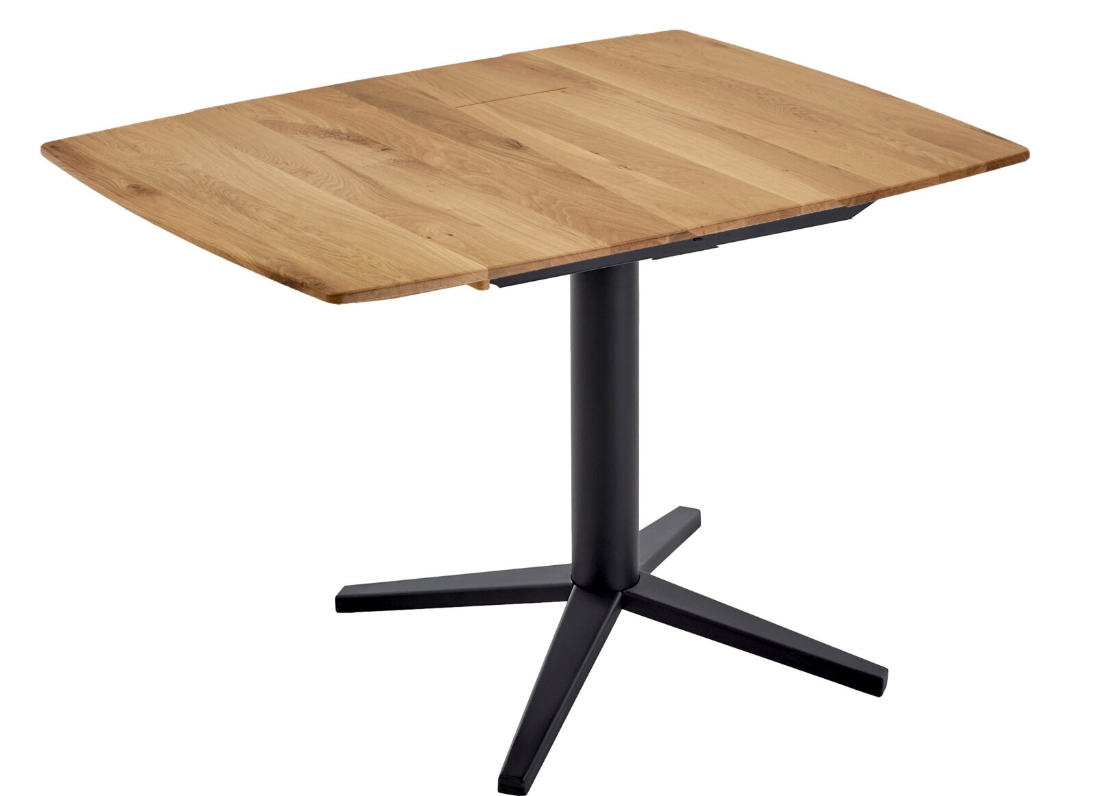 Rechthoekige eettafel met een lichtgekleurd houten blad en een zwarte metalen middenpoot met vier uitlopers, vrijstaand op een witte achtergrond, perspectief: licht van bovenaf in een schuin zijaanzicht.