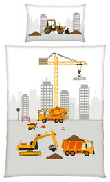 Bettwäsche-Set mit Baustellenmotiv, bestehend aus einem Kissenbezug mit Traktor und einem Bettbezug mit Kran, Betonmischer, Bagger und LKW vor einer Stadtsilhouette. Perspektive von oben.