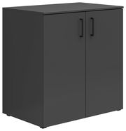 Schwarze Kommode mit zwei Türen und schwarzen Griffen, seitliche Perspektive