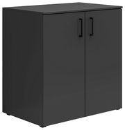 Schwarze Kommode mit zwei Türen und schwarzen Griffen, seitliche Perspektive