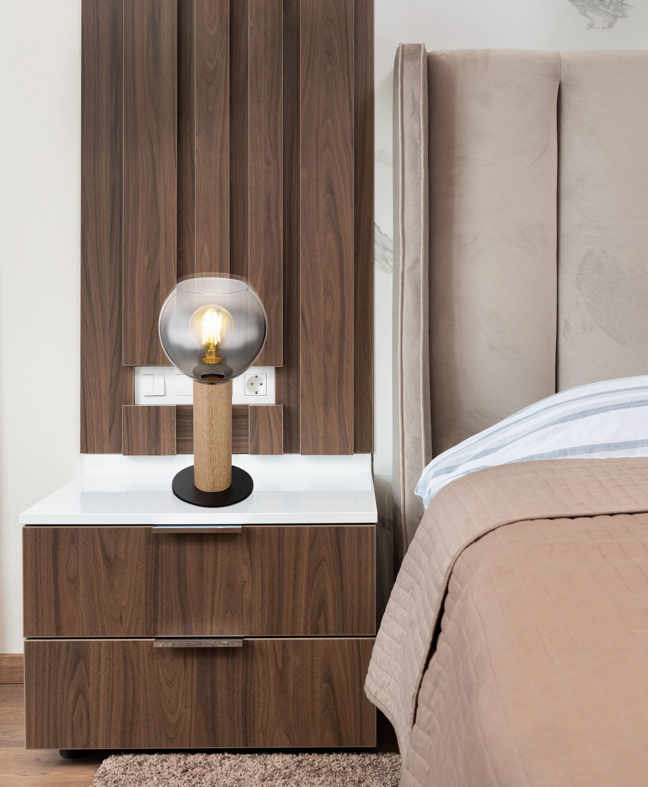 Globo Lighting Tischleuchte Tischleuchte mit Holzfuß und Glaskugel auf einem Nachttisch, seitliche Perspektive