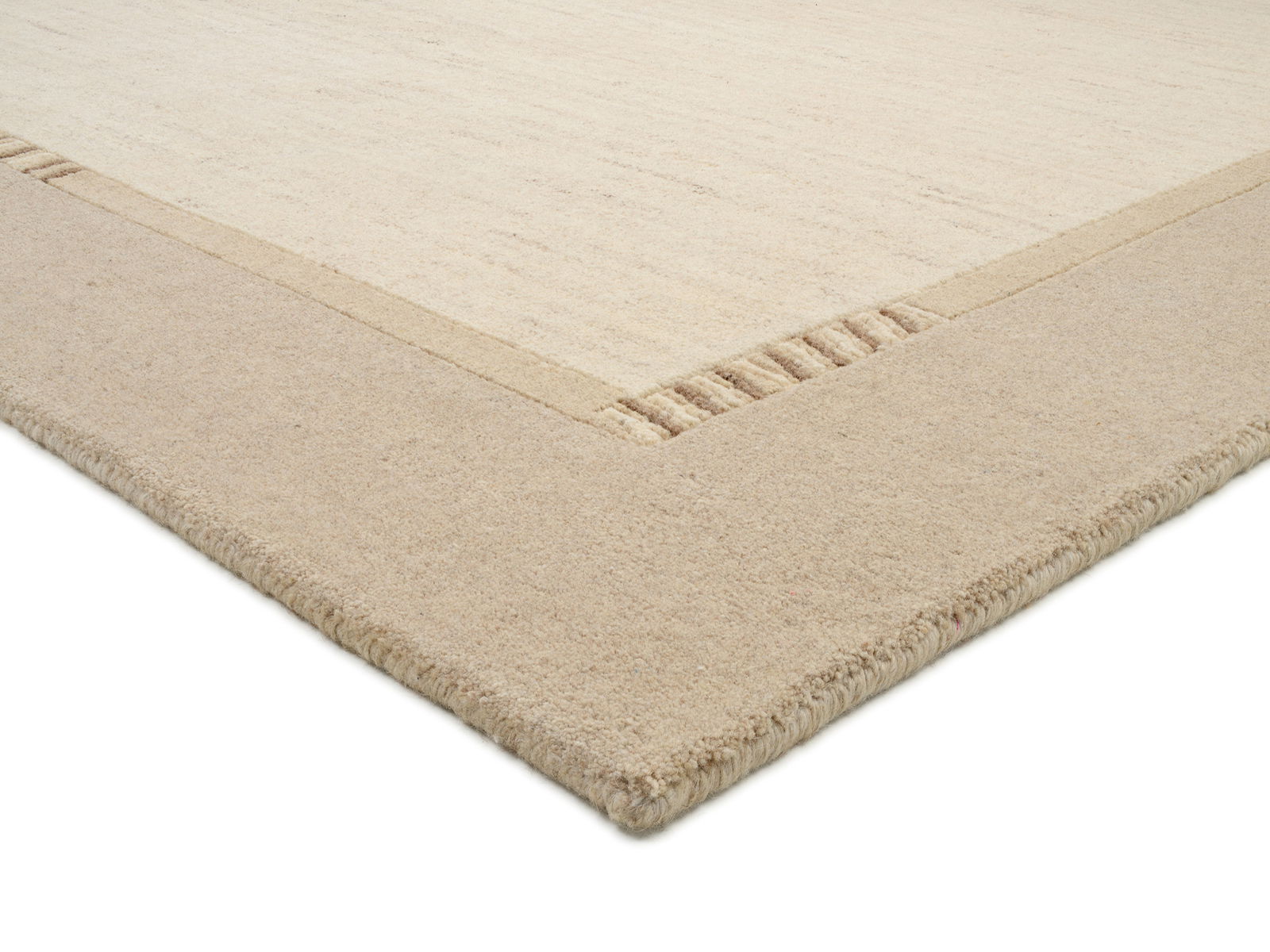 Nahaufnahme eines beigen Wollteppichs mit schlichtem Design und dezenter Bordüre, perspektivisch von der Ecke aufgenommen.