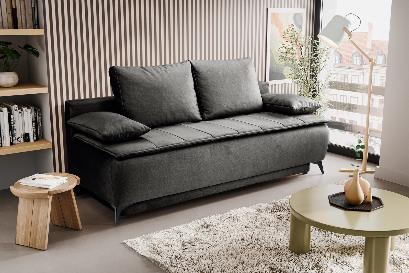 MID.YOU Schlafsofa SENDI Dunkelgraues 2-Sitzer-Sofa mit zwei großen Rückenkissen und zwei Armlehnenkissen in modernem Wohnzimmer, schräg von vorne links fotografiert.