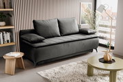 Dunkelgraues 2-Sitzer-Sofa mit zwei großen Rückenkissen und zwei Armlehnenkissen in modernem Wohnzimmer, schräg von vorne links fotografiert.