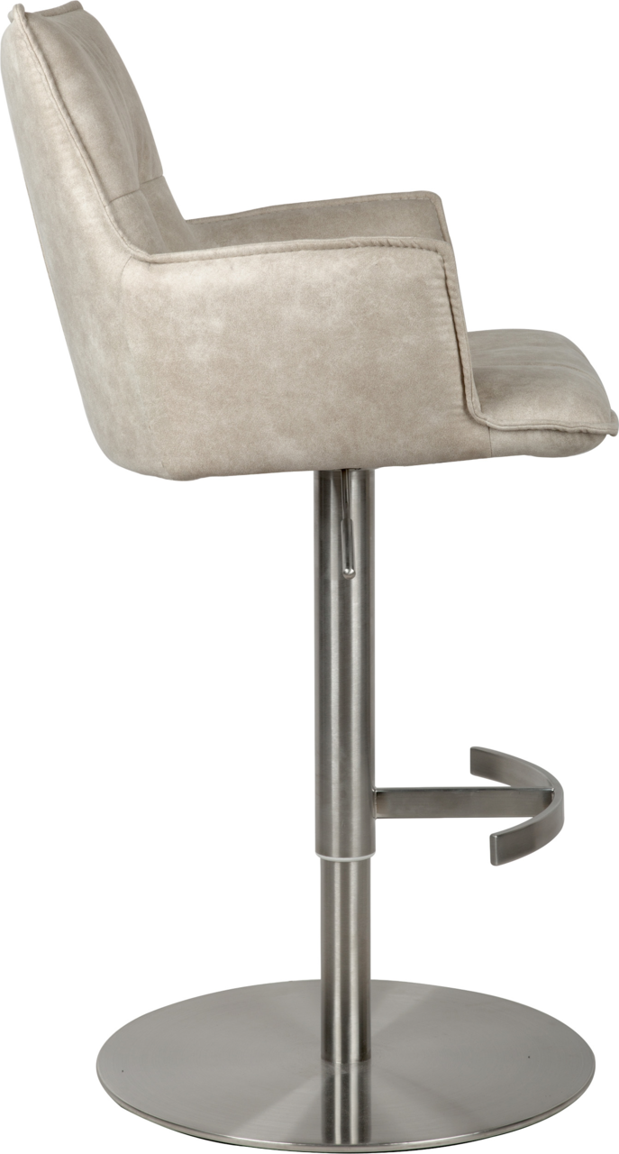 Beiger, gepolsterter Barhocker mit Armlehnen, höhenverstellbarer Metall-Säule, runder Bodenplatte und Fußstütze, Seitenansicht vor weißem Hintergrund