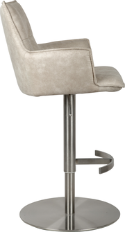 Beiger, gepolsterter Barhocker mit Armlehnen, höhenverstellbarer Metall-Säule, runder Bodenplatte und Fußstütze, Seitenansicht vor weißem Hintergrund