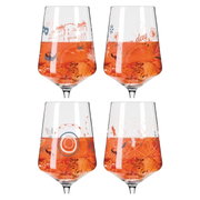 Vier stijlvolle glazen met decoratieve patronen, gevuld met een oranje drankje, gezien van voren.