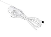 Weißes USB-C-Ladekabel mit integriertem In-Line-Schalter, aufgewickelt auf weißem Hintergrund, Perspektive: schräg von oben (3/4-Ansicht).
