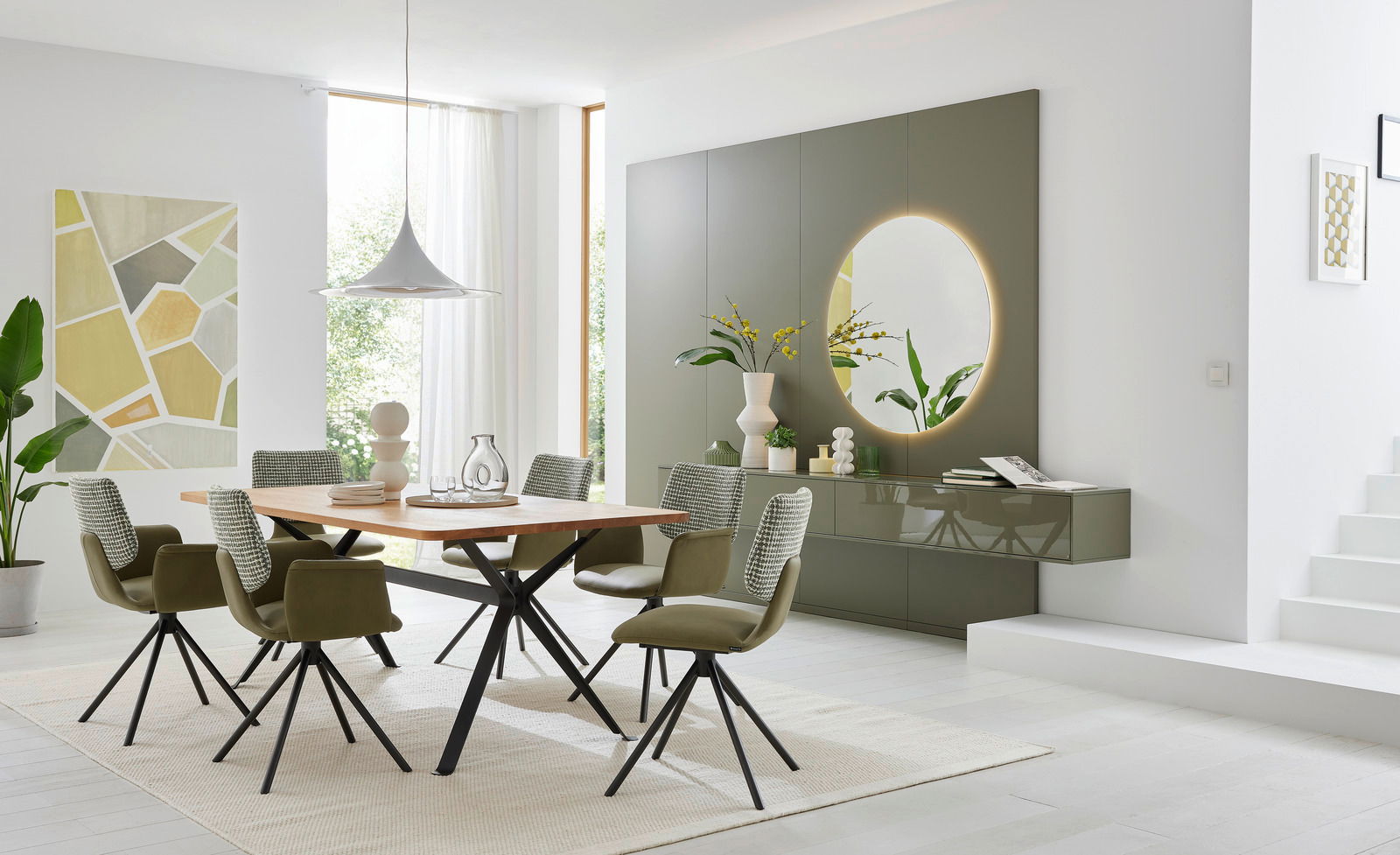Moderner Essbereich mit einem Musterring Esstisch MR NICA in einem hellen Raum, seitliche Perspektive.