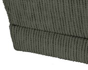 Nahaufnahme eines strukturierten, grünen Stoffes einer Recamiere, seitliche Perspektive