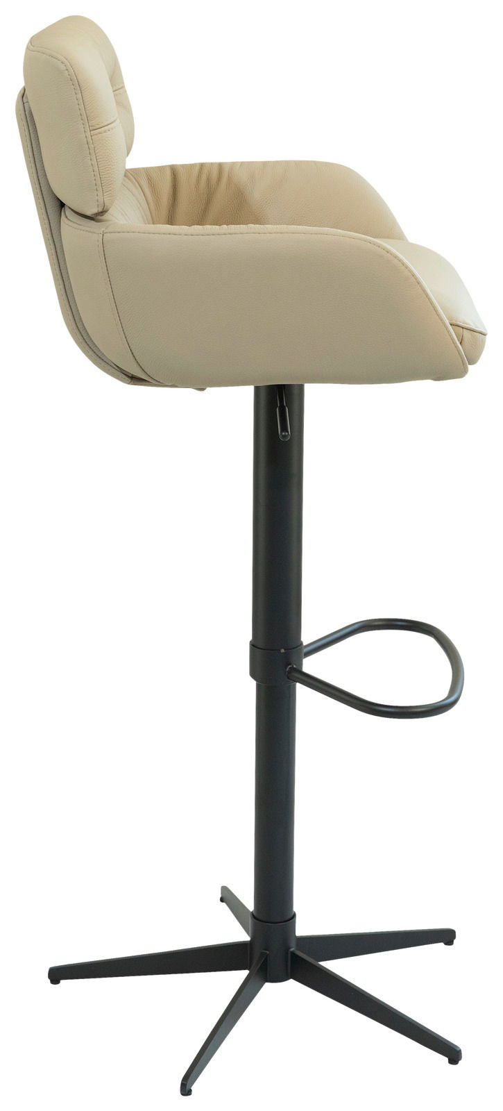 Beiger Barhocker aus seitlicher Perspektive mit gepolsterter Rückenlehne und schwarzem Metallgestell.