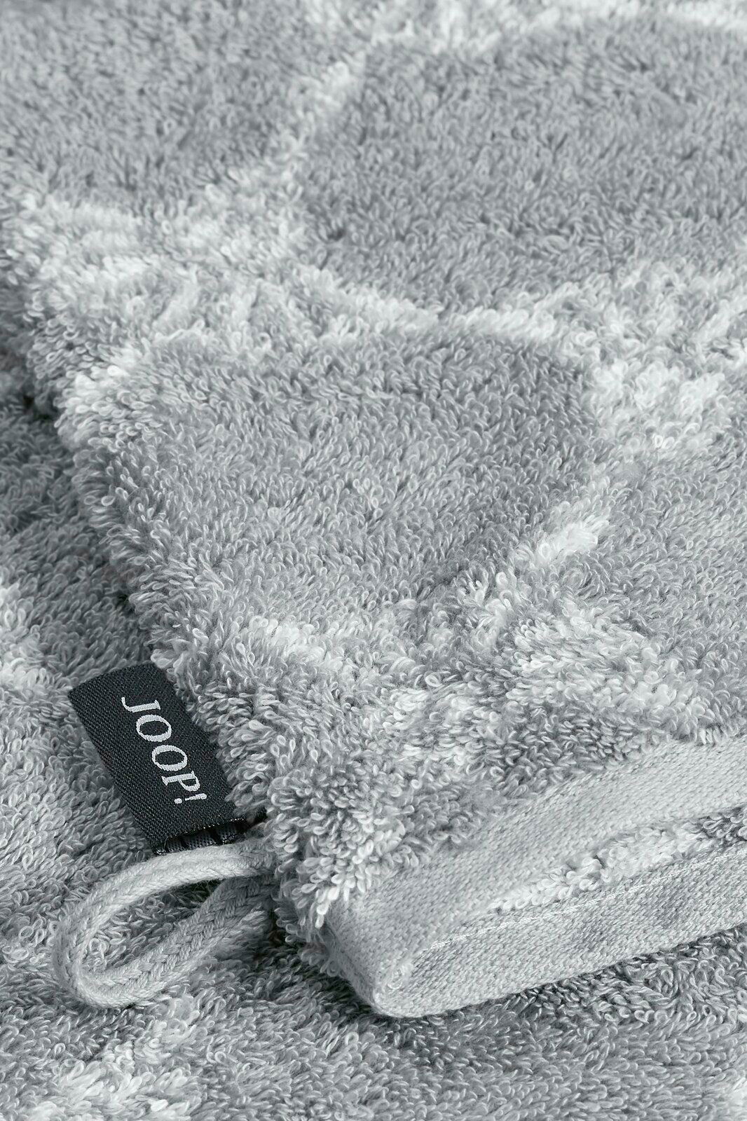 JOOP! Waschhandschuh CORNFLOWER CLASSIC Nahaufnahme eines grauen Waschhandschuhs mit einem dezenten Muster und einer Schlaufe, perspektivisch von oben fotografiert.