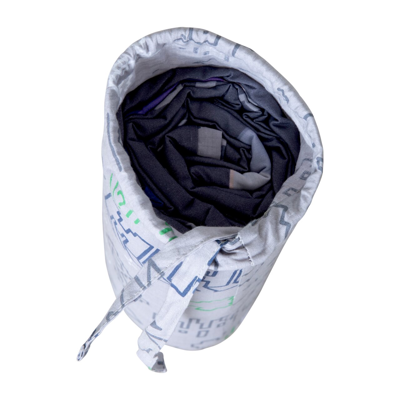 Zusammengerollte Stoffmatte/Decke in einem hellgrauen Stoffbeutel mit Kordelzug und grafischem Muster, Draufsicht leicht schräg von oben