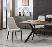 Modernes Esszimmer-Set mit Holztisch und schwarzen Metallbeinen sowie zwei cremefarbenen Polsterstühlen, seitliche Perspektive im hellen Wohnraum