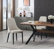 Modernes Esszimmer-Set mit Holztisch und schwarzen Metallbeinen sowie zwei cremefarbenen Polsterstühlen, seitliche Perspektive im hellen Wohnraum