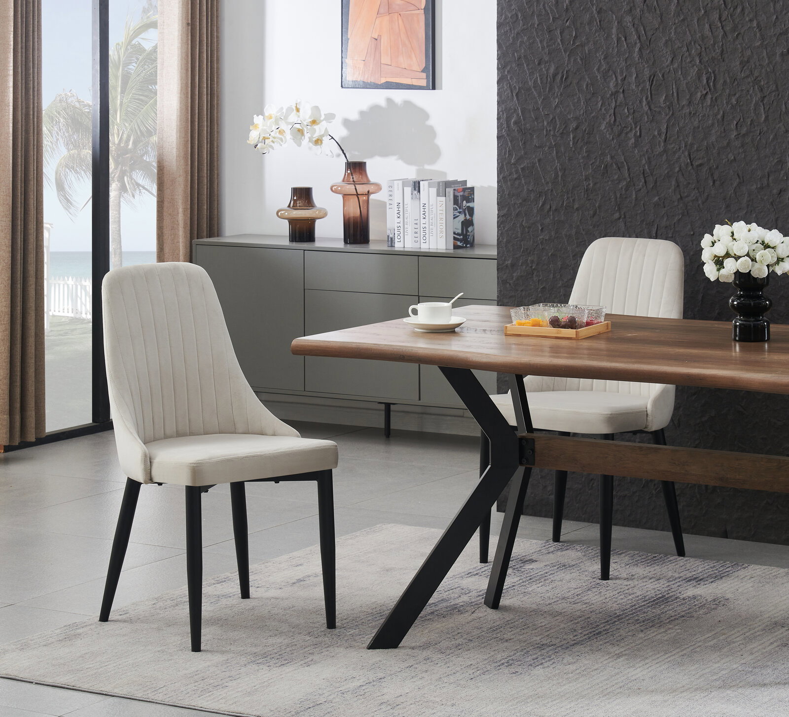 Modernes Esszimmer-Set mit Holztisch und schwarzen Metallbeinen sowie zwei cremefarbenen Polsterstühlen, seitliche Perspektive im hellen Wohnraum