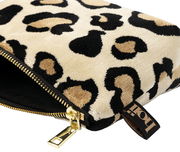Kosmetiktasche mit Leopardenmuster und goldfarbenem Reißverschluss, Perspektive von der Seite