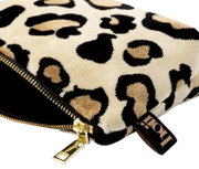 Kosmetiktasche mit Leopardenmuster und goldfarbenem Reißverschluss, Perspektive von der Seite