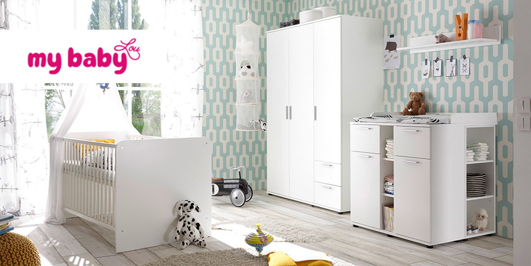 Witte babykamer met een kinderbedje, opbergmeubels en het logo