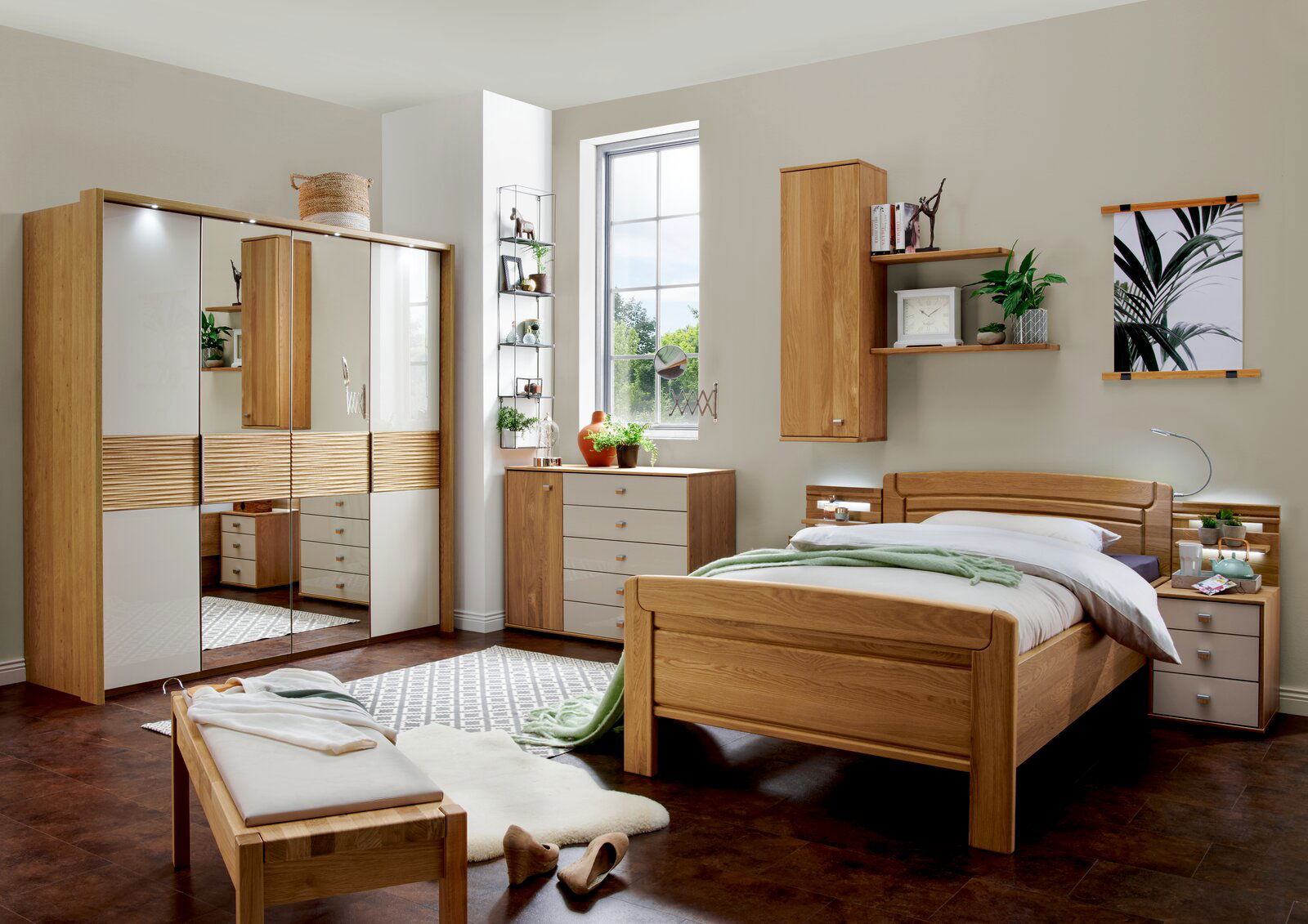 Komfortbett in einem modernen Schlafzimmer mit Holzdesign, seitliche Perspektive