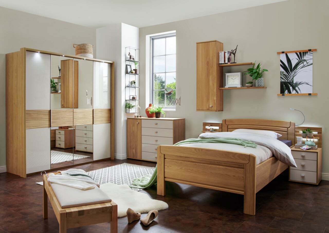 Komfortbett in einem modernen Schlafzimmer mit Holzdesign, seitliche Perspektive