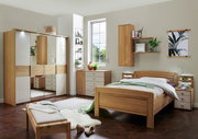 Komfortbett in einem modernen Schlafzimmer mit Holzdesign, seitliche Perspektive
