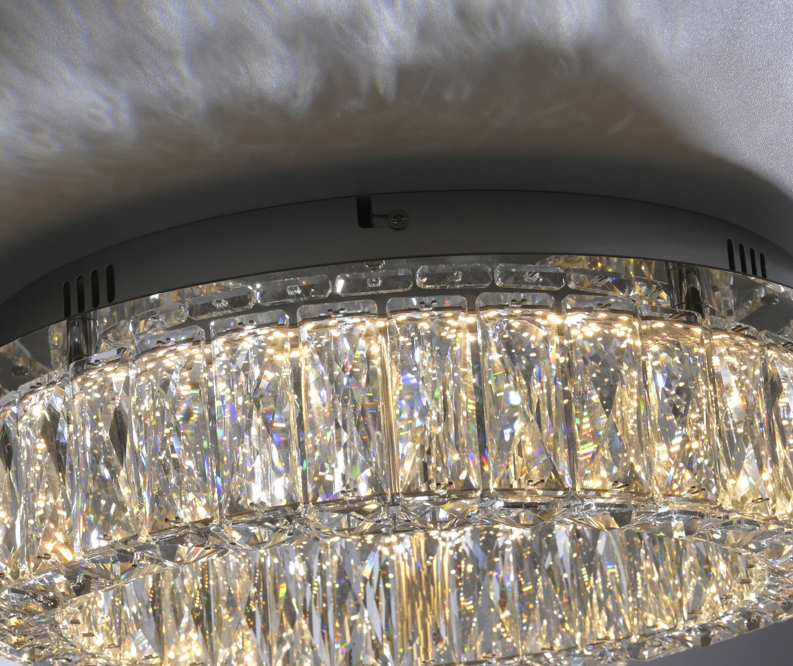 Just Light Deckenleuchte KULUNKA Nahaufnahme einer funkelnden Deckenleuchte KULUNKA mit Kristallglas-Elementen, von unten fotografiert.