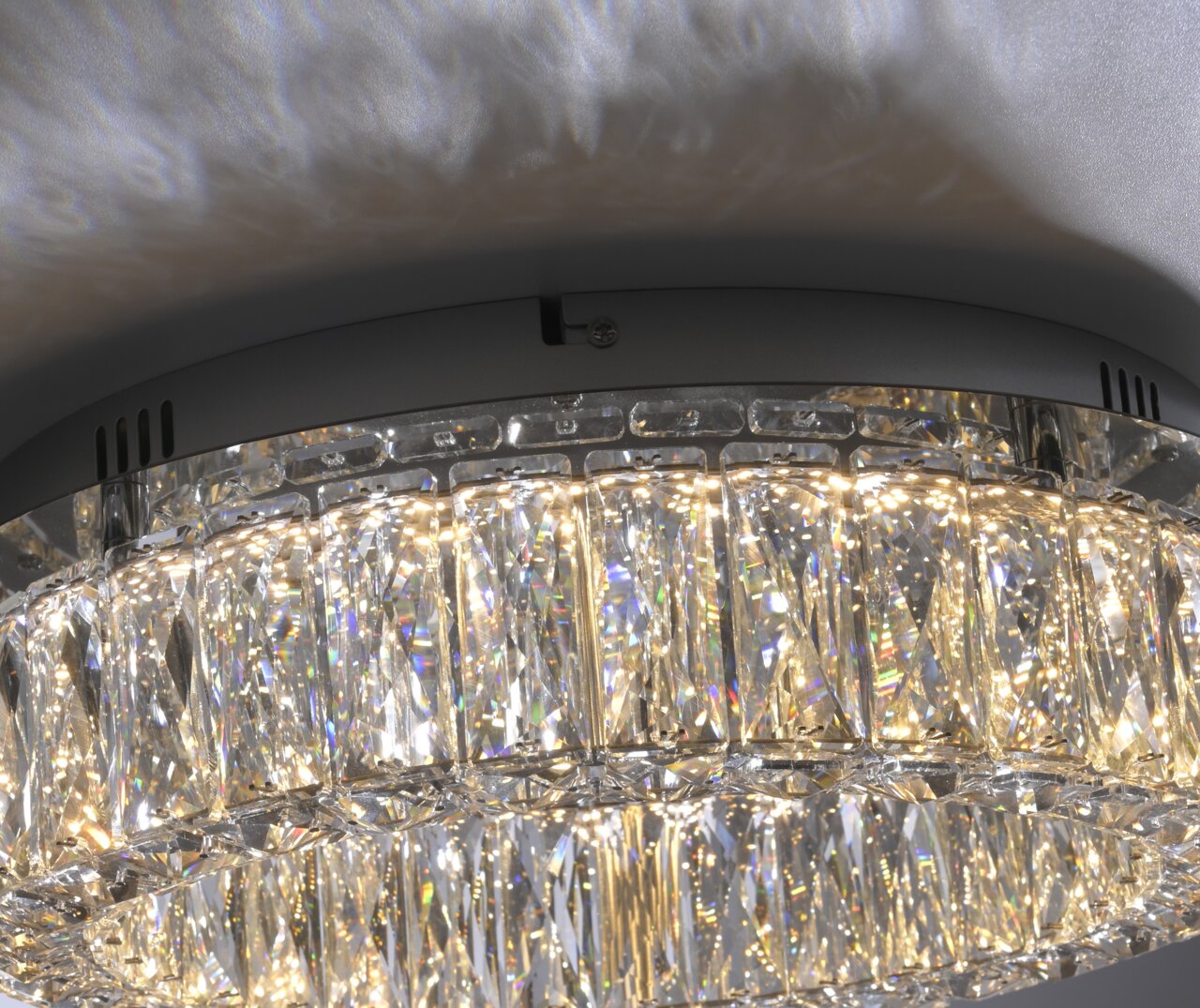 Just Light Deckenleuchte KULUNKA Nahaufnahme einer funkelnden Deckenleuchte KULUNKA mit Kristallglas-Elementen, von unten fotografiert.
