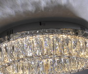 Nahaufnahme einer funkelnden Deckenleuchte KULUNKA mit Kristallglas-Elementen, von unten fotografiert.