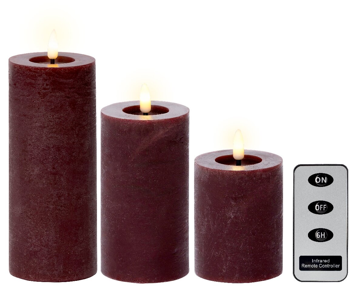 Drei LED-Kerzen aus Wachs in verschiedenen Größen mit flackerndem Licht, begleitet von einer Fernbedienung. Frontalansicht.