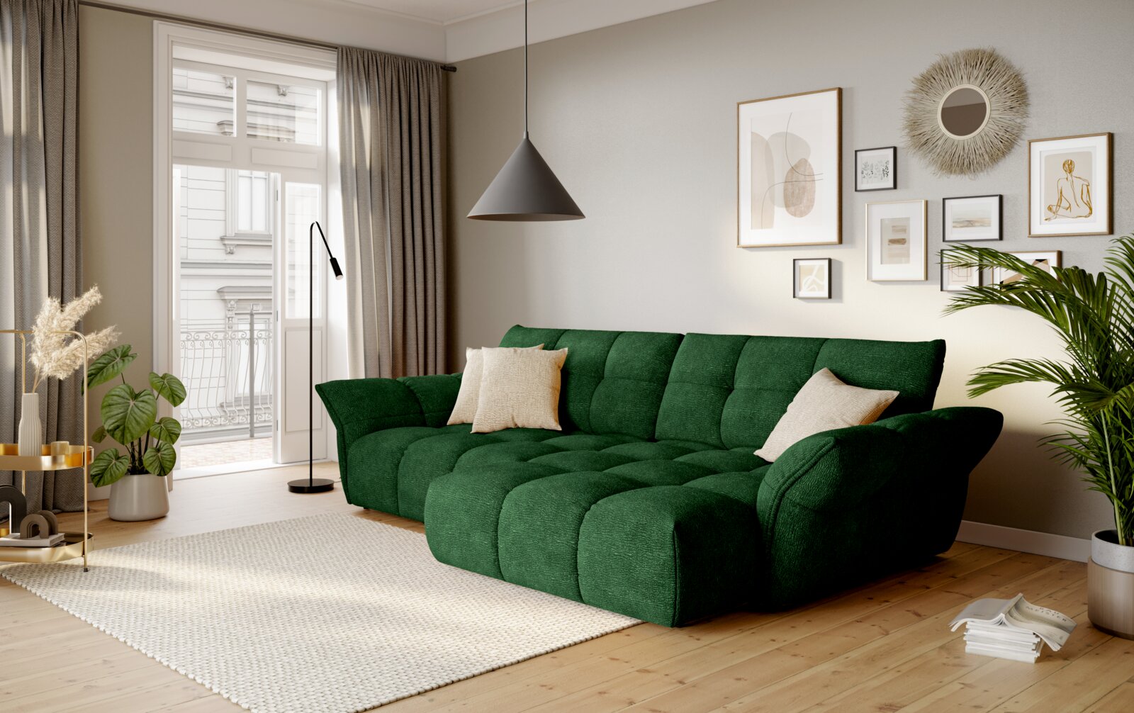 Welnova Longchairkombination TINO Modernes grünes, tief gepolstertes Sofa mit beigen Kissen im Wohnzimmer vor Bilderwand und Pflanzen, aufgenommen in schräger Frontansicht von rechts.