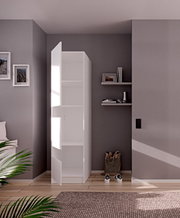 Witte, hoge smalle opbergkast met open deur en meerdere planken in een moderne hal/slaapkamer, getoond in frontaal aanzicht met lichte hoekperspectief