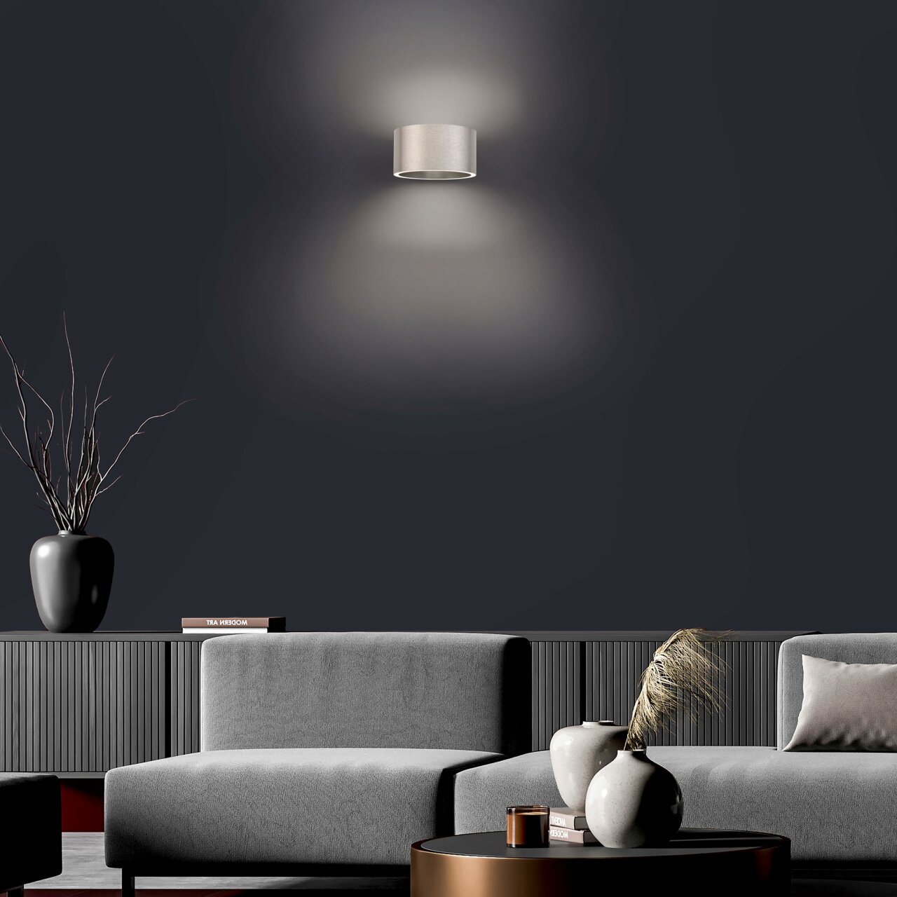 Moderne Wandleuchte PURE Clipse in einem stilvollen Wohnzimmer, frontal an der Wand montiert, mit sanftem Lichtschein nach oben und unten.