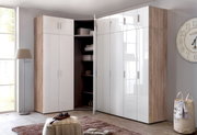 Eckkleiderschrank in moderner Perspektive mit weißen Hochglanztüren und Holzdekor, teilweise geöffnet, zeigt Innenregale mit Kleidung und Accessoires.