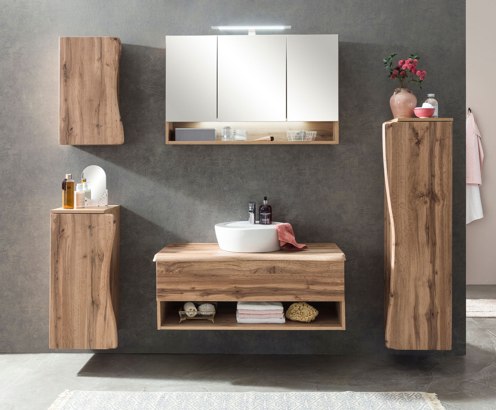 Modernes Waschtisch-Set aus Holz mit Spiegel und Stauraum, frontal betrachtet.