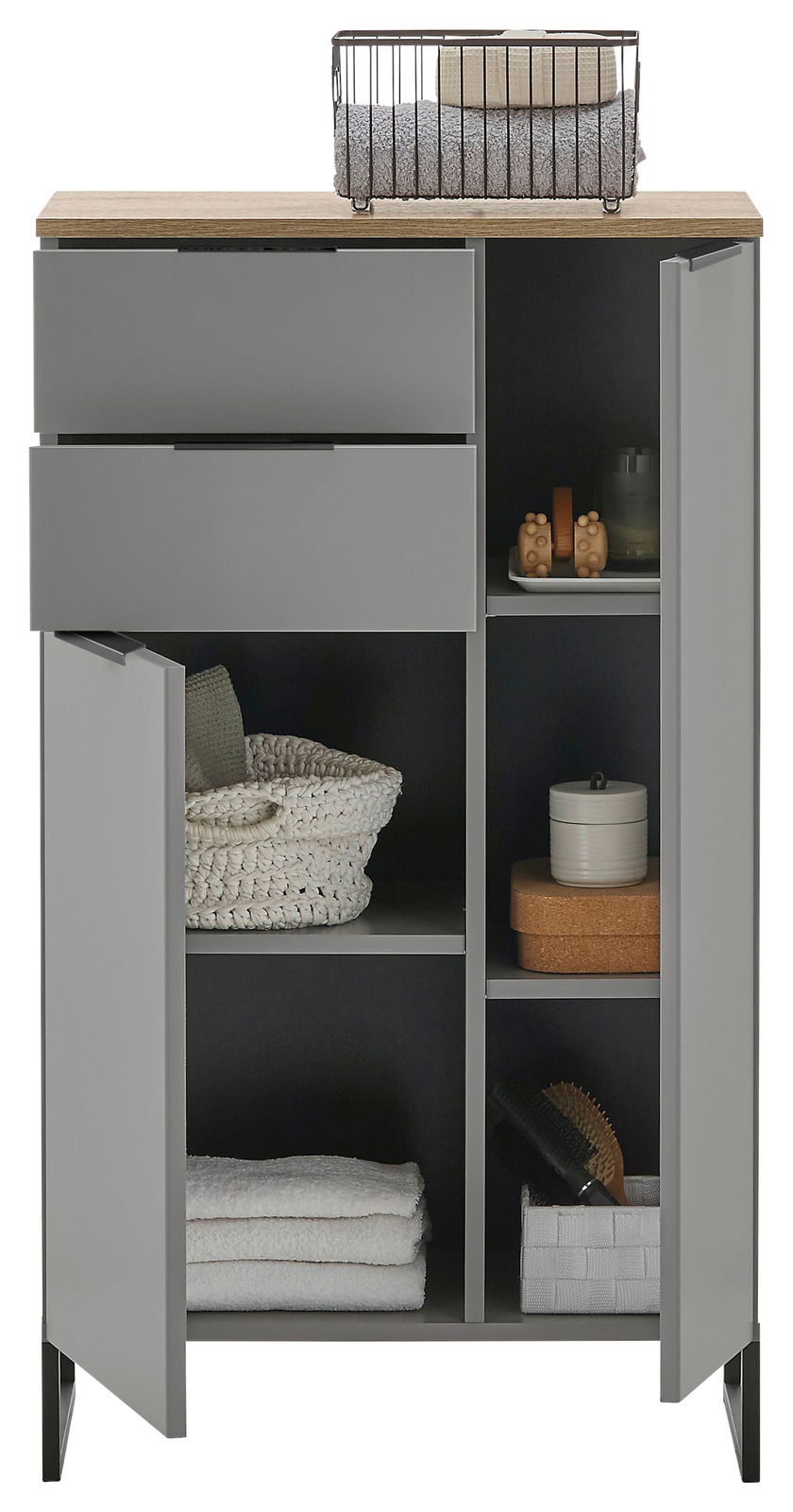 Graues Highboard mit zwei Schubladen und offenen Fächern, gefüllt mit Körben und Dekorationen, aus frontaler Perspektive.