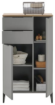 Graues Highboard mit zwei Schubladen und offenen Fächern, gefüllt mit Körben und Dekorationen, aus frontaler Perspektive.