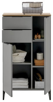 Graues Highboard mit zwei Schubladen und offenen Fächern, gefüllt mit Körben und Dekorationen, aus frontaler Perspektive.