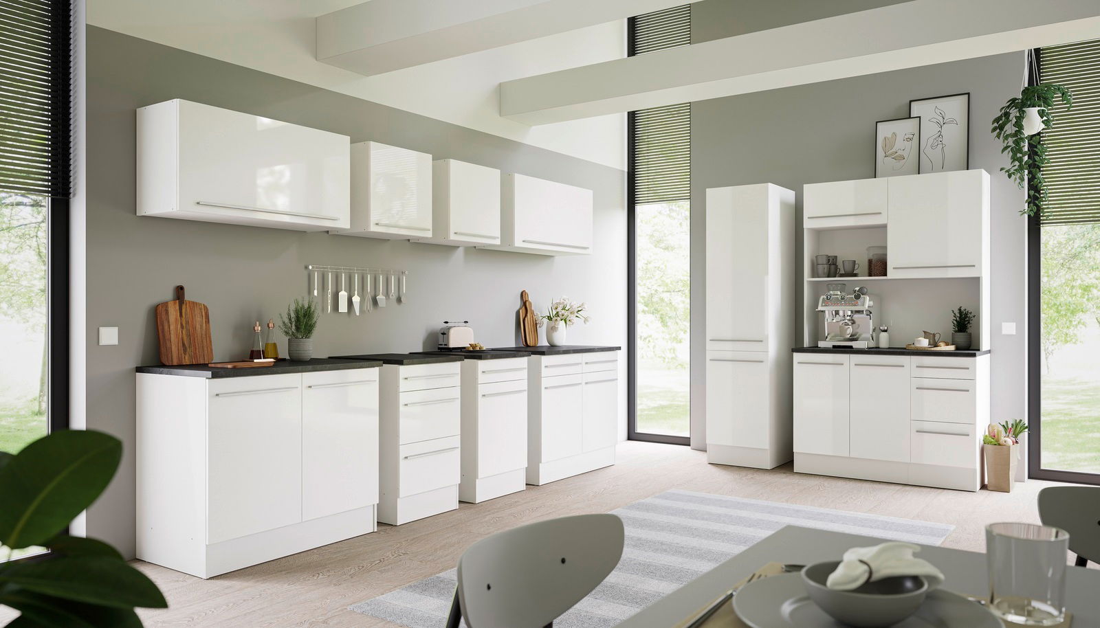 Moderne weiße Küche mit Hängeschränken und Unterschränken, seitliche Perspektive