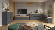 Moderne Wohnzimmermöbel in dunklem Grau mit Holzoberflächen, bestehend aus TV-Lowboard, Sideboard und Kommode, aus der Perspektive von vorne betrachtet.
