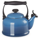 Blauer traditioneller Wasserkessel mit schwarzem Griff und Pfeifausguss, seitliche Perspektive