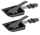 Zwei schwarze Raclette-Pfännchen mit Schiebern, seitliche Perspektive