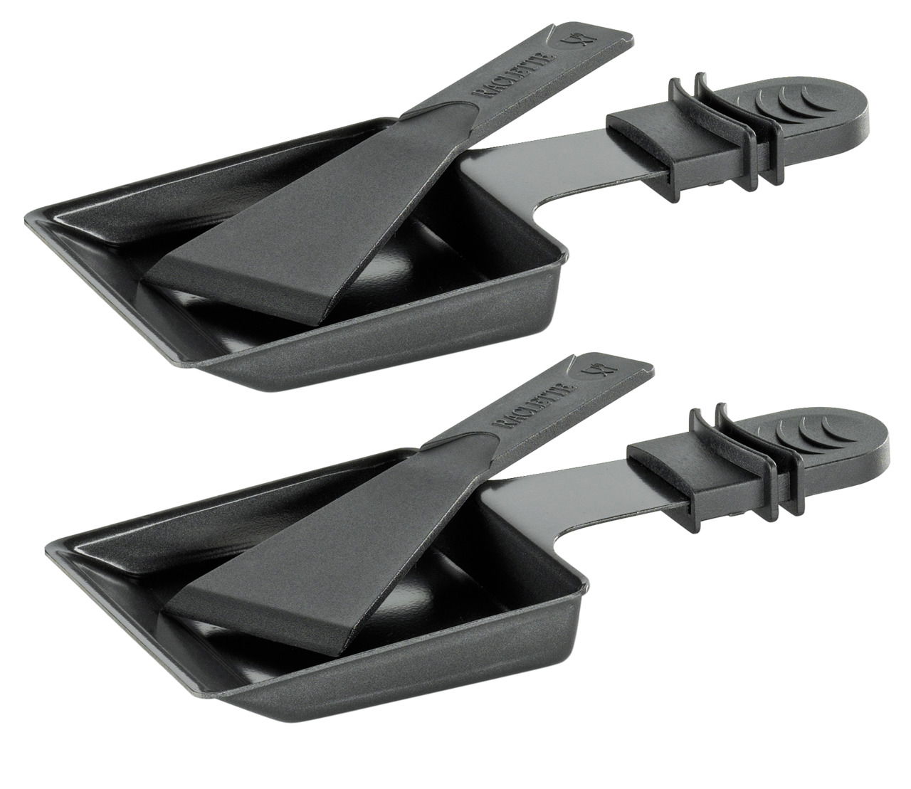 Zwei schwarze Raclette-Pfännchen mit Schiebern, seitliche Perspektive