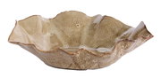 Keramikschale mit unregelmäßigem Rand und natürlicher Textur, seitliche Perspektive