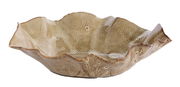 Keramikschale mit unregelmäßigem Rand und natürlicher Textur, seitliche Perspektive
