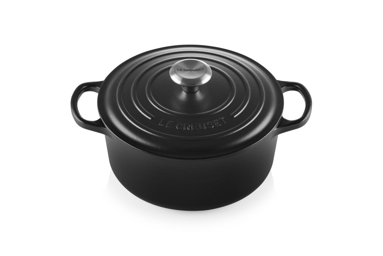 LE CREUSET braadpan 26 cm SIGNATURE Zwarte ronde Le Creuset-braadpan van 26 cm met deksel, gezien van bovenaf