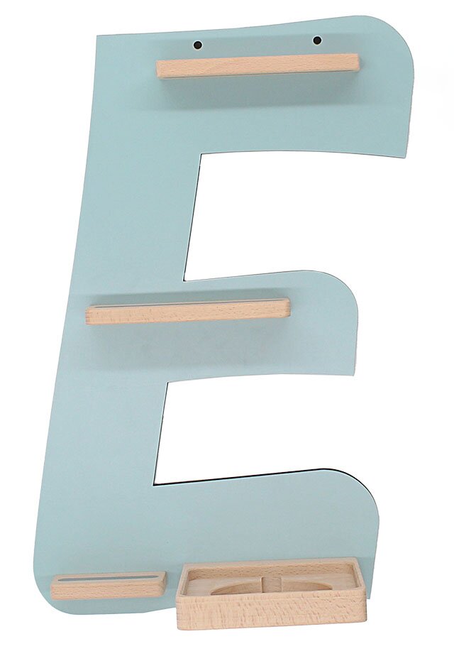 Hellblaues Wandregal in Form des Buchstabens E mit drei Holzablagen und zwei Aufhängelöchern, frontal in leichter Schrägansicht vor weißem Hintergrund