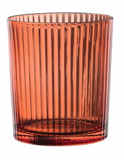 Roter gerippter Becher aus Glas, seitliche Perspektive